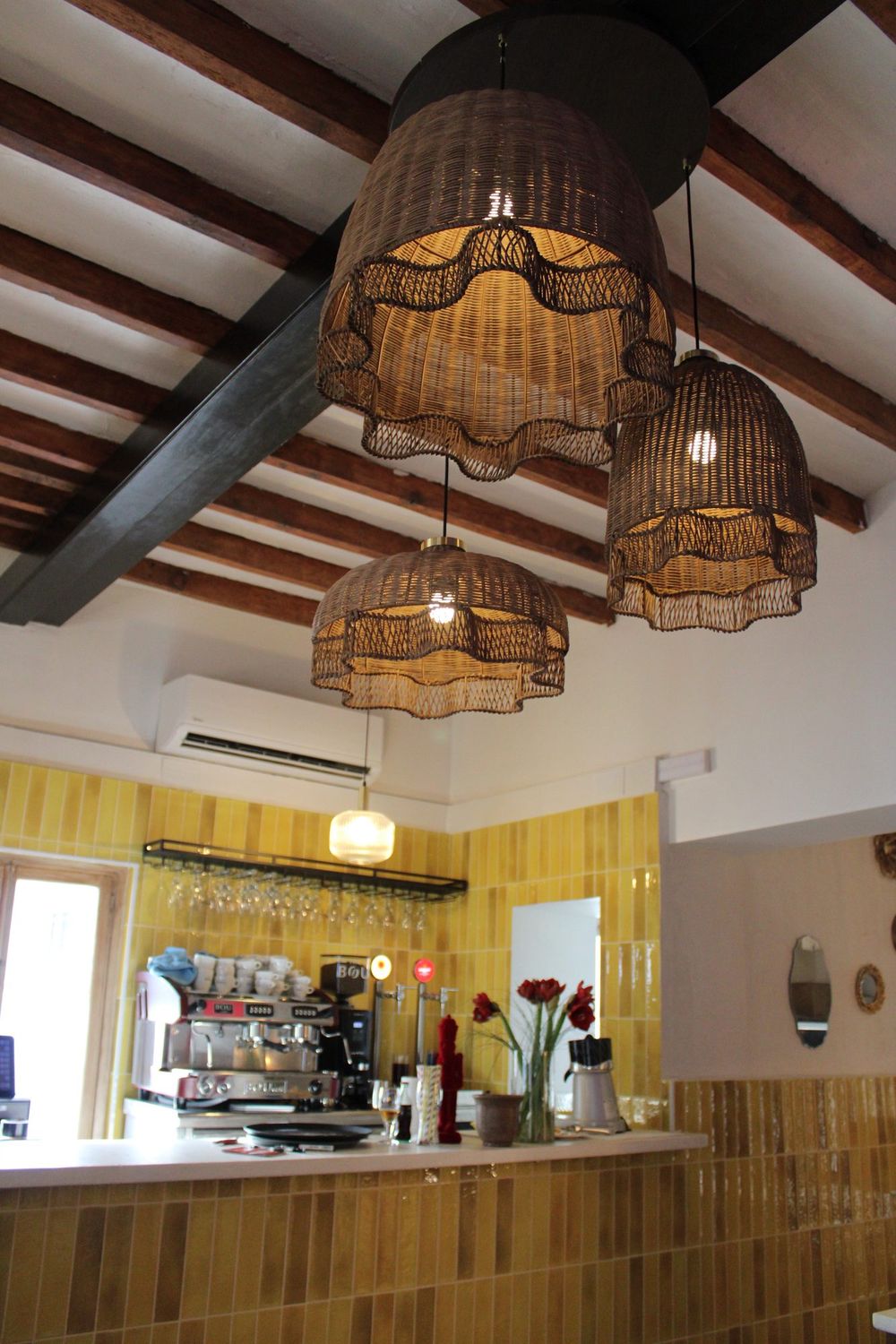 Le bar et son carrelage jaune