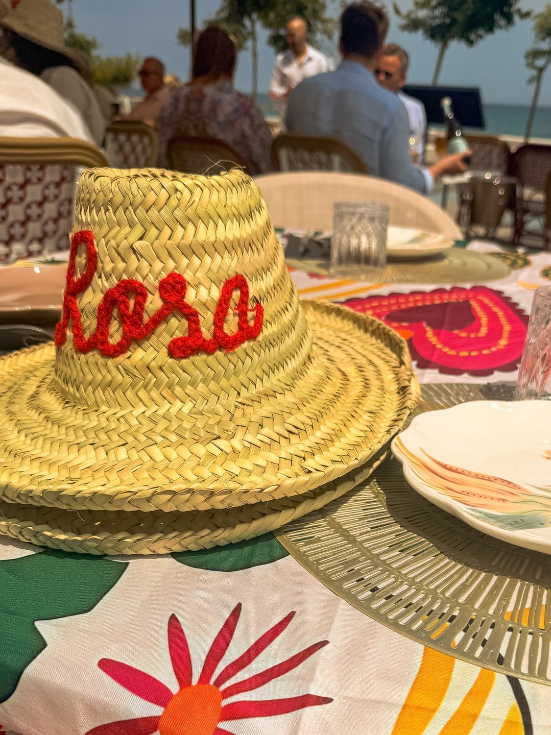 Chapeau ROSA brodé, en terrasse