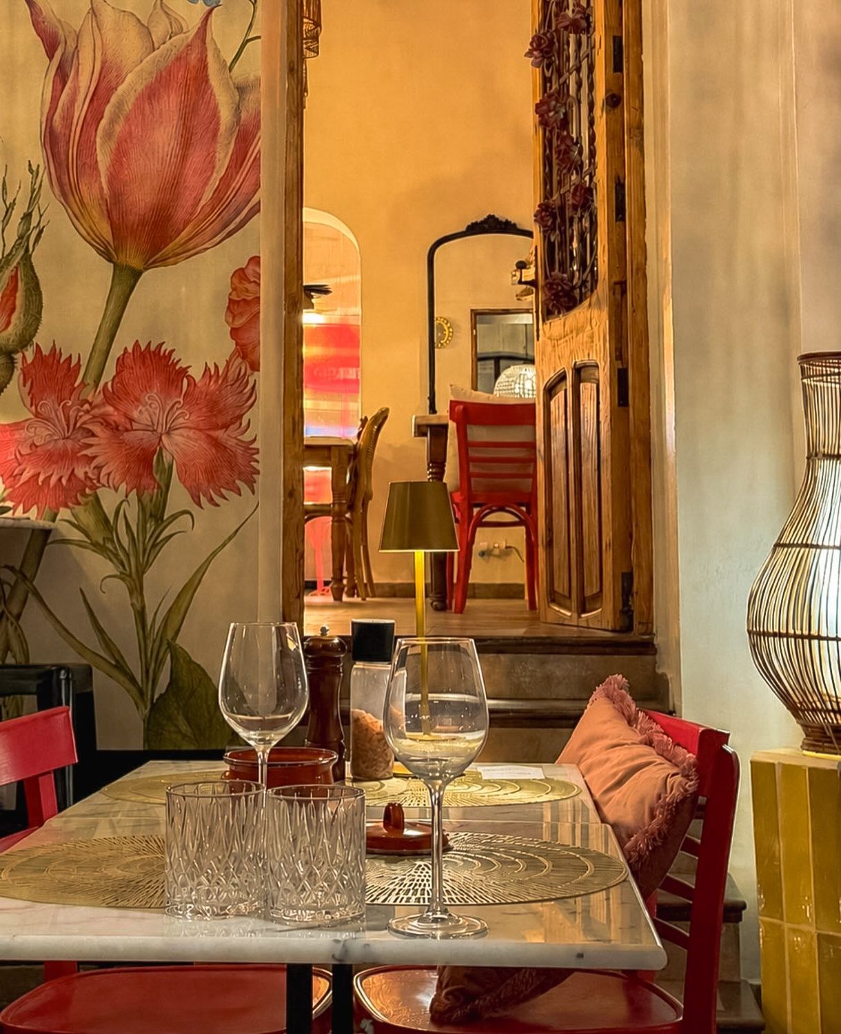 Fresque florale et chaises rouges