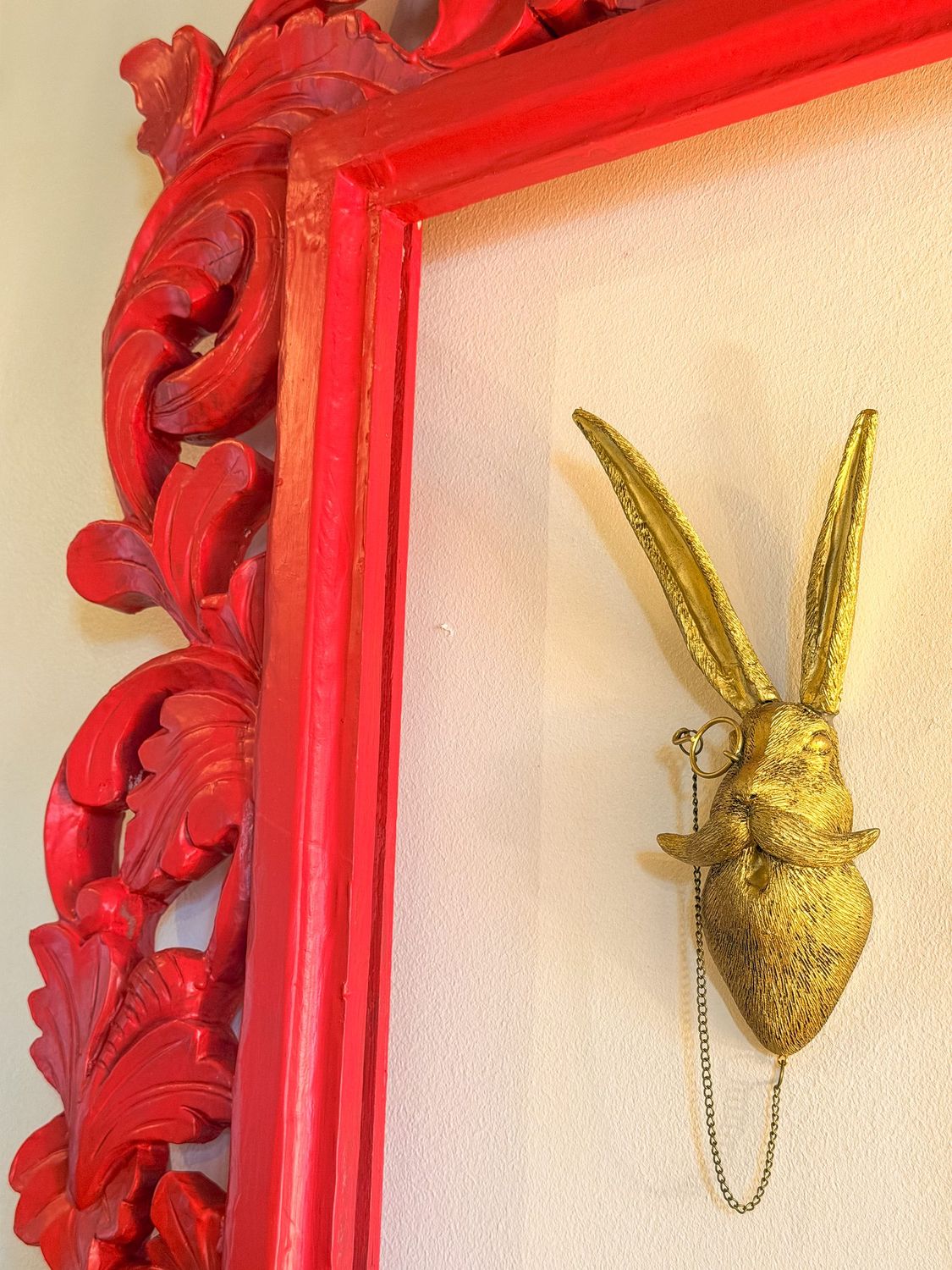 Cadre rouge et lièvre doré