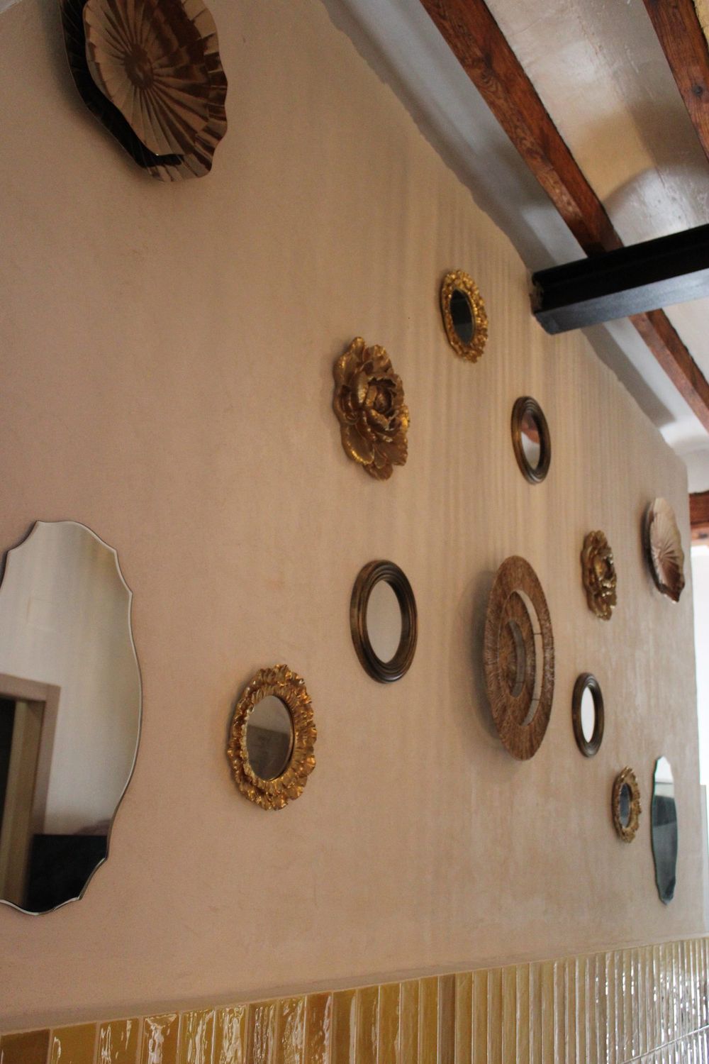 Mur de miroirs dorés