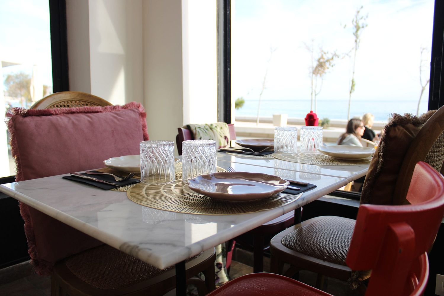 Table en marbre avec vue sur la mer