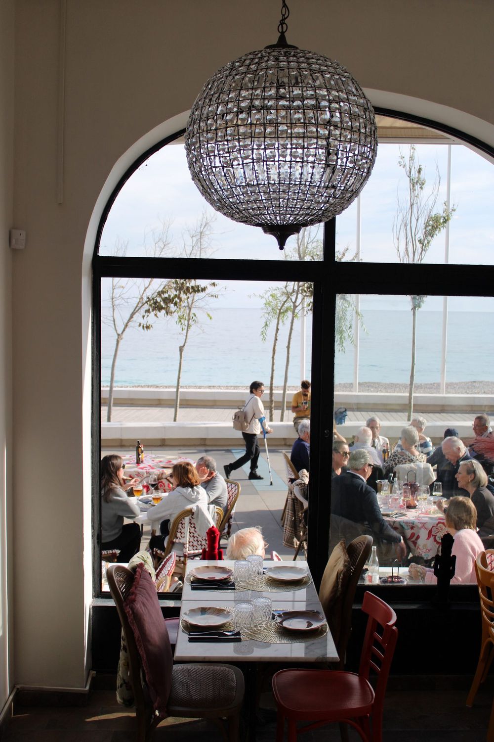 Salle et terrasse face à la Méditerranée